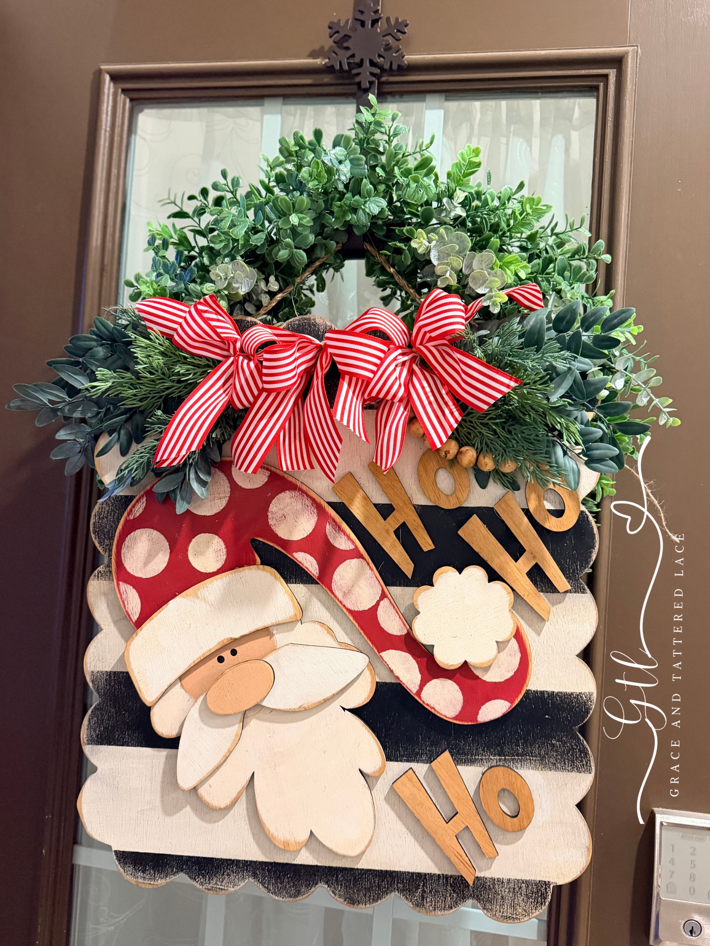 Wonky Whimsical Santa on Scalloped Board Door Hanger DIY Kit 735