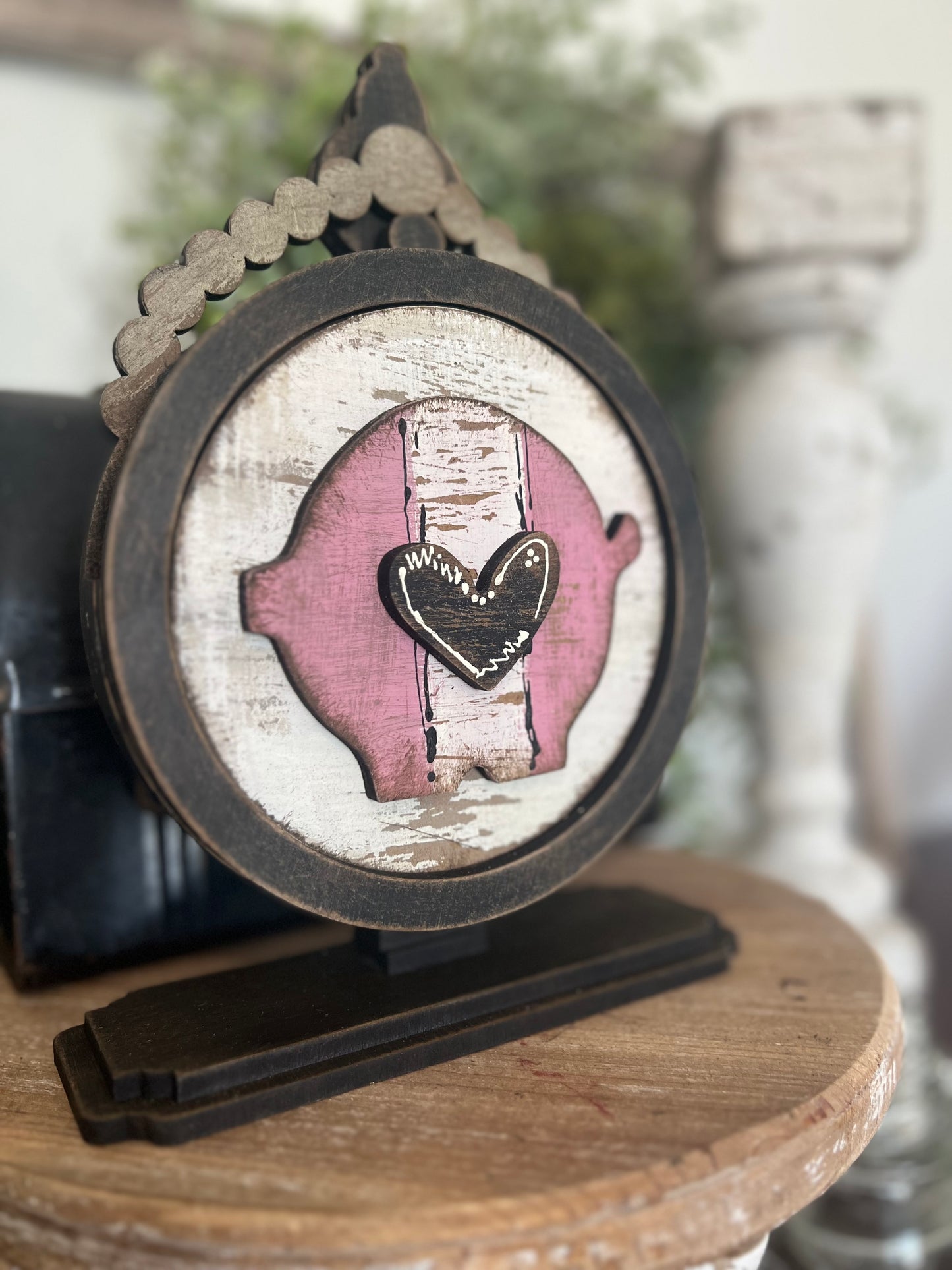 Primitive Country Pig- A Interchangeable Insert-Tabletop Spindle Frame