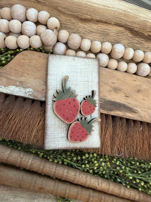 Tattered Lantern Strawberries Insert (Large Interchangeable) #550