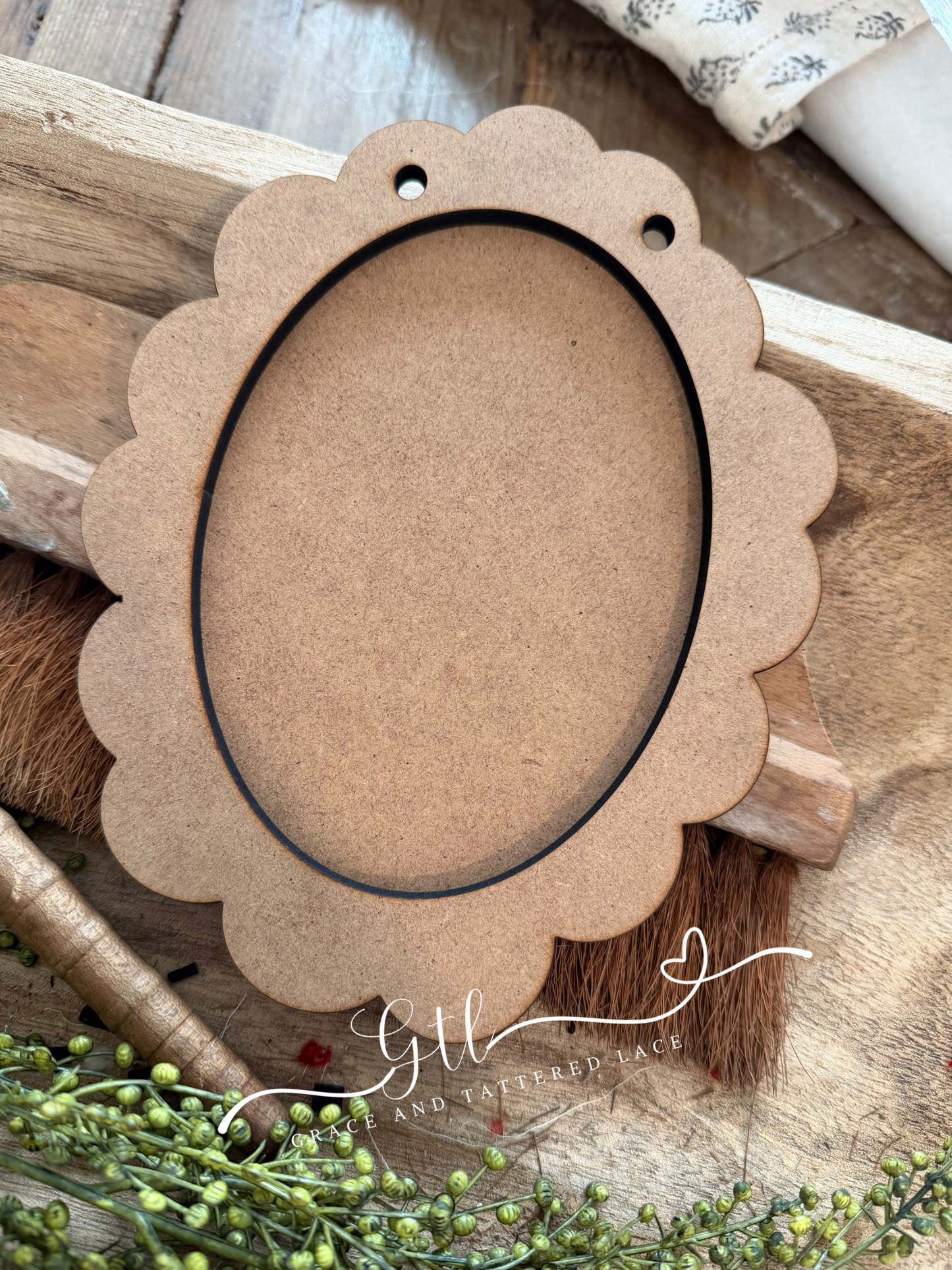 Wonky Scalloped Oval Frame DIY Craft Kit #411