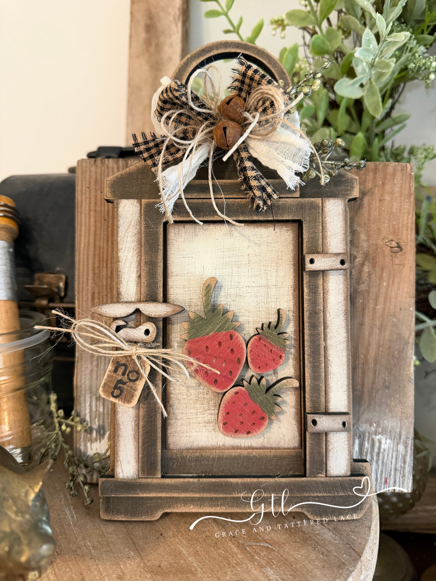 Tattered Lantern Strawberries Insert (Large Interchangeable) #550